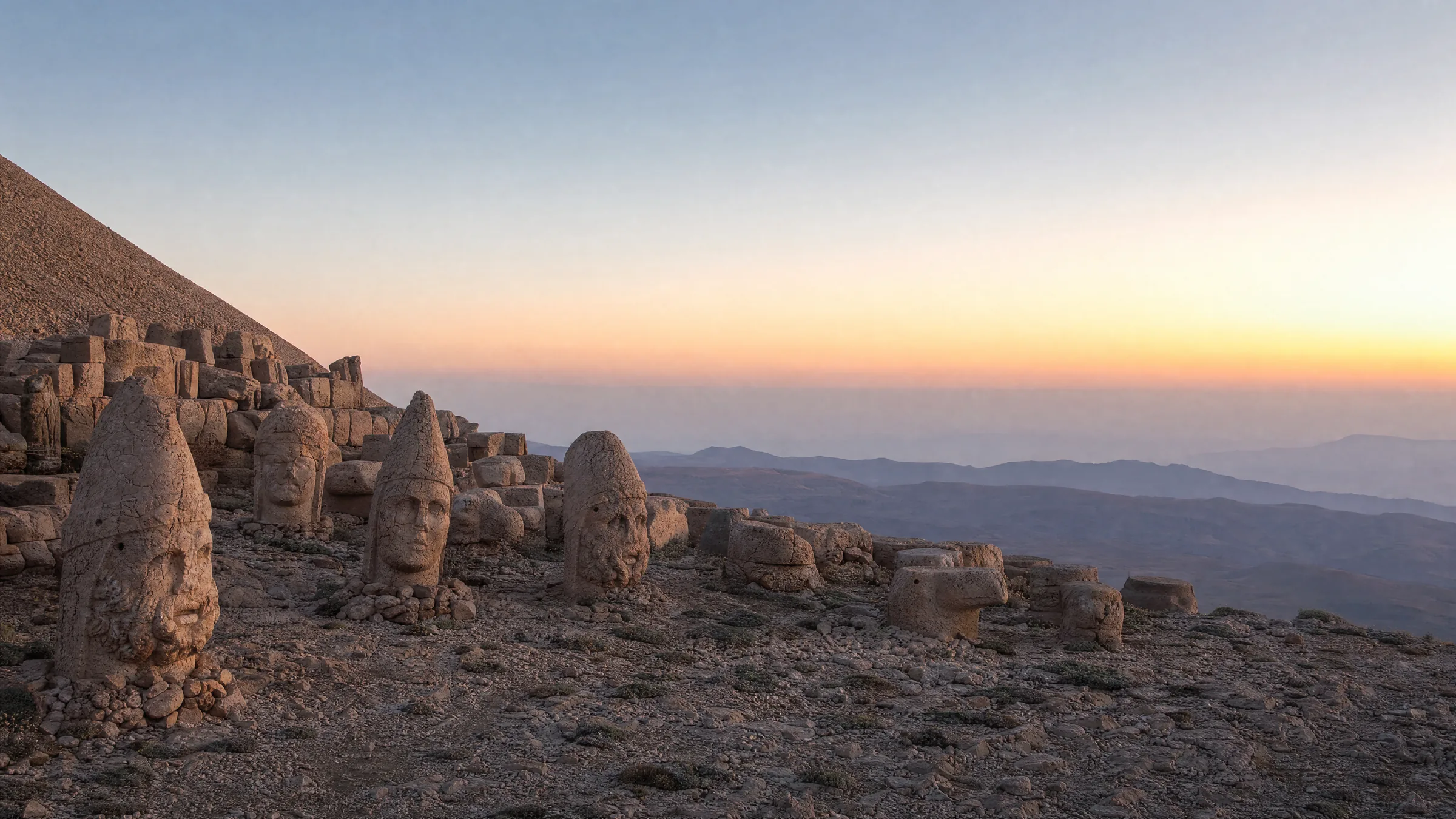 Nemrut Dağı’nda taş başlar ve gün doğumuna açılan dağ manzarası