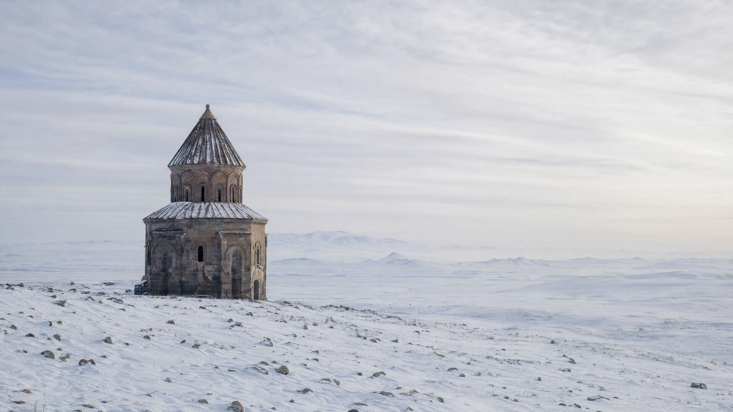 Karlı ovada tek başına duran tarihi taş kilise