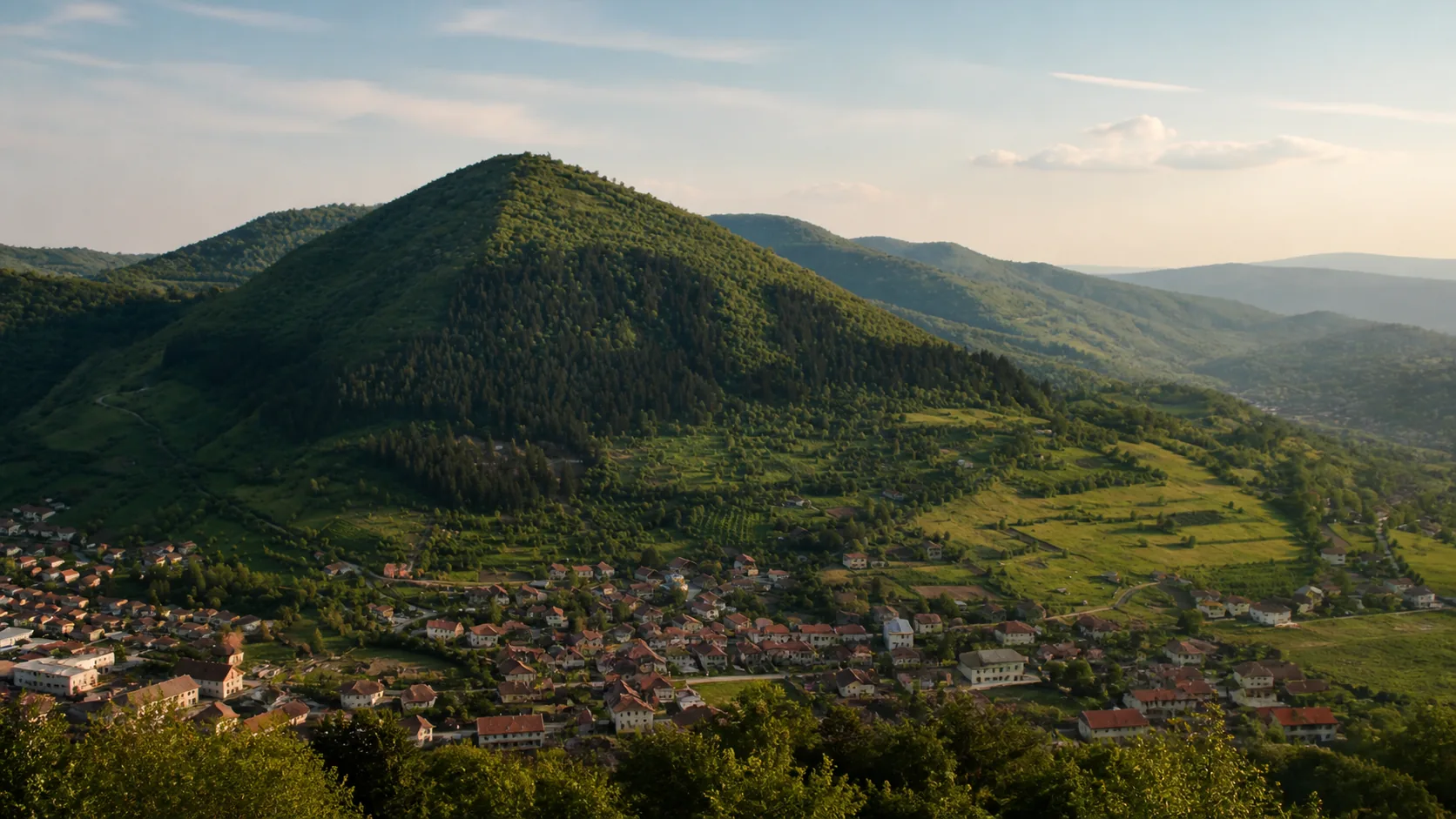 Visoko kentinin üzerinde yükselen belirgin üçgen biçimli, orman kaplı Visočica tepesi