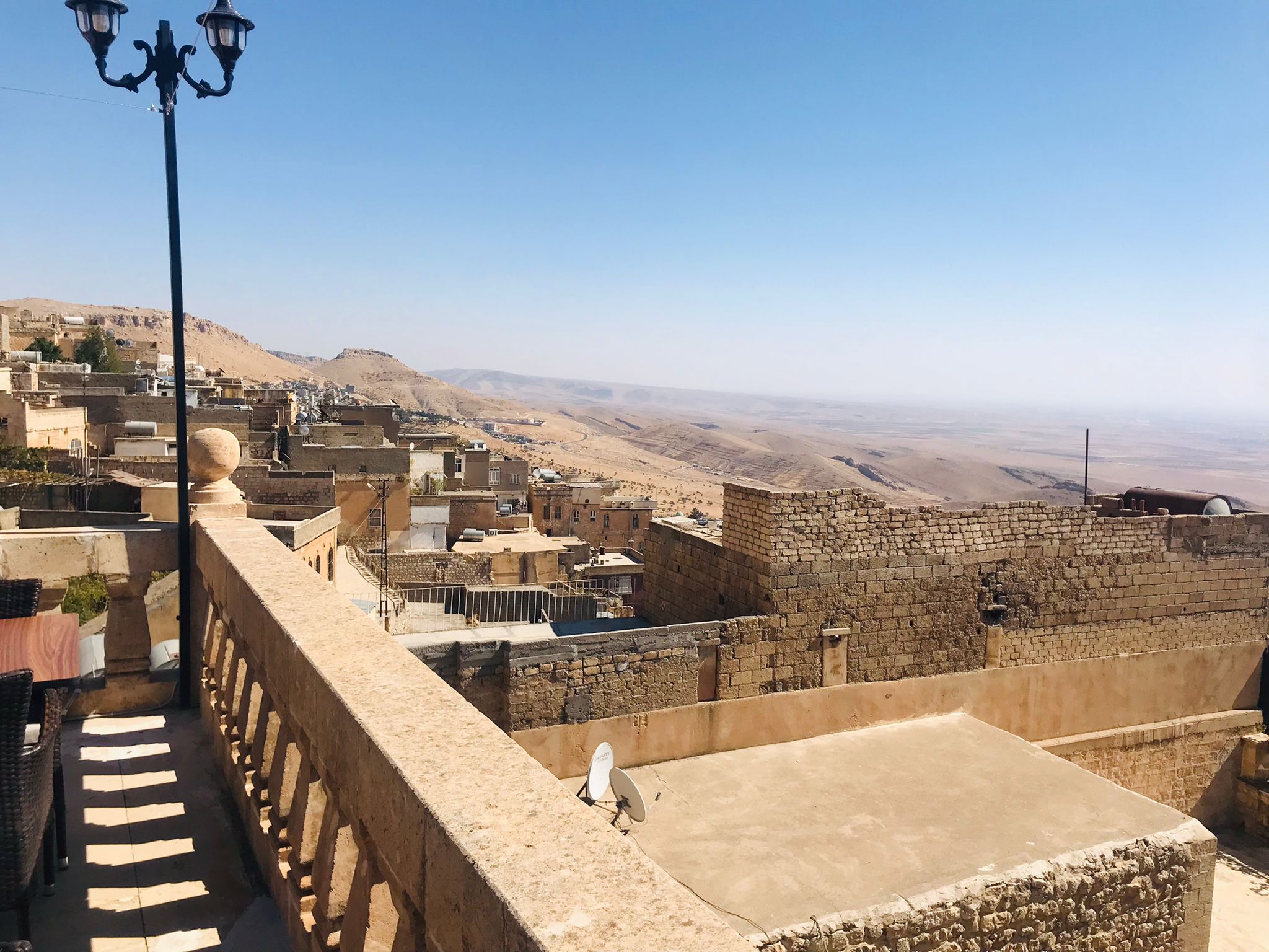 Taş yapıların ardından ovaya açılan geniş Mardin manzarası
