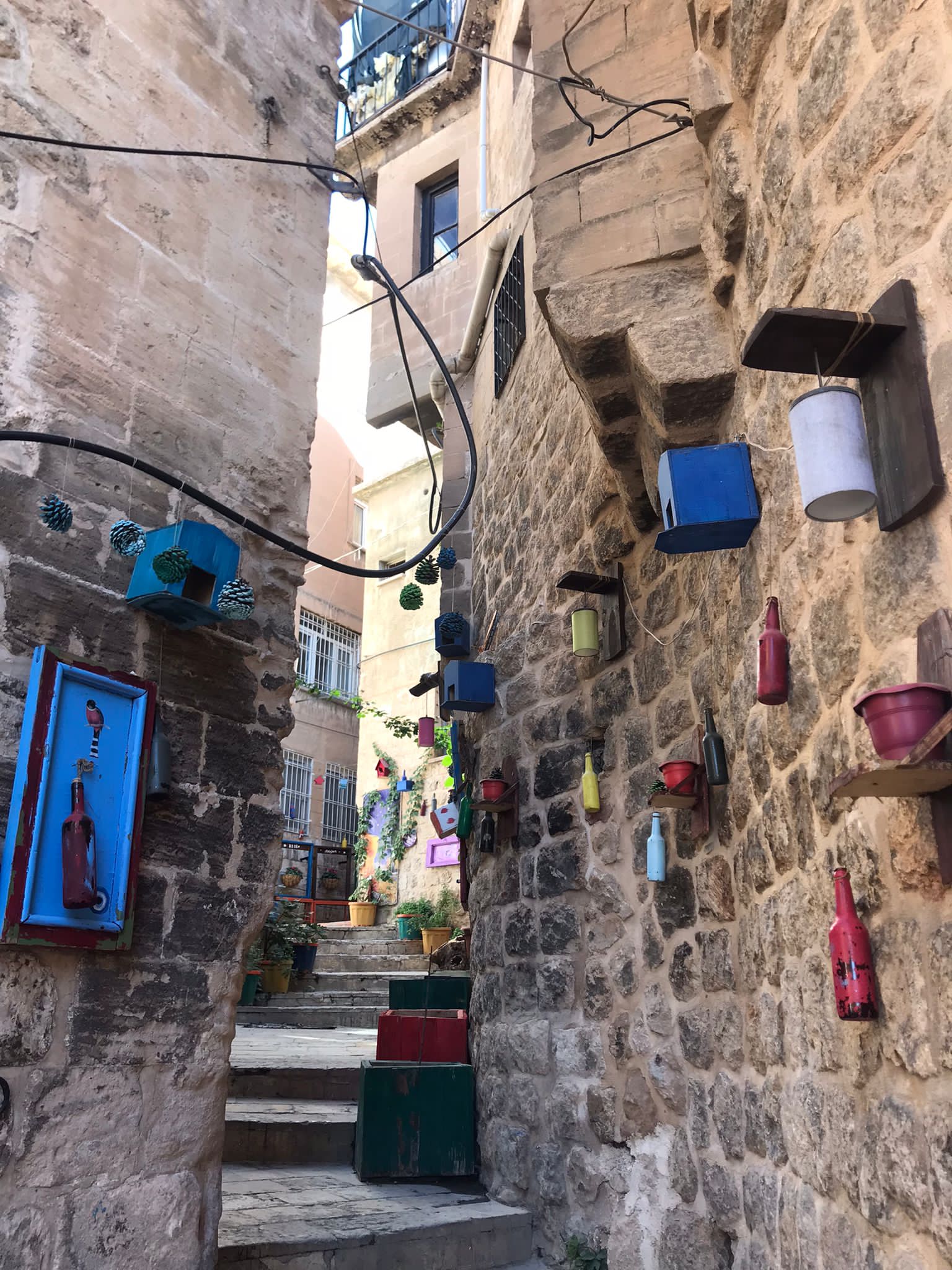 Taş duvarlar arasındaki merdivenli dar sokak